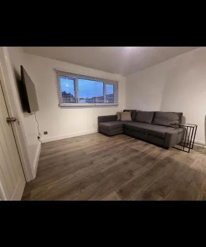 Modern 2 Bed Apartment & Free Parking