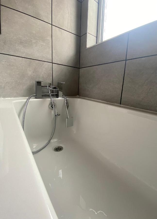 Modern 2 Bed & Free Parking Apartment Canterbury